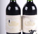 deux bouteilles de vin posées l'une à côté de l'autre sur une surface blanche