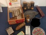 un paquet de cigarettes, un briquet, un étui à briquet et d'autres objets posés sur une table