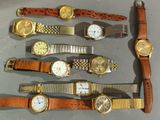 un grand nombre de montres posées sur une table