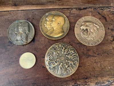 quatre types de pièces différents posés sur une surface en bois