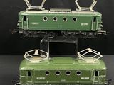 deux trains verts posés l'un sur l'autre sur une table