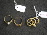 trois paires de bagues en or et une paire de boucles d'oreilles en perles
