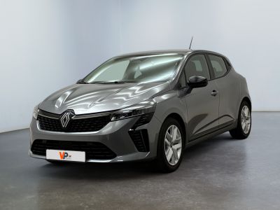 Une voiture grise est garée dans une pièce aux murs blancs.