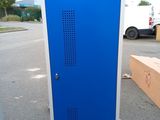 une cabine téléphonique bleue au milieu d'un parking