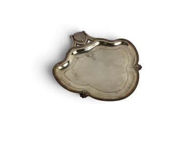 une image représentant une assiette en argent sur laquelle figure un oiseau