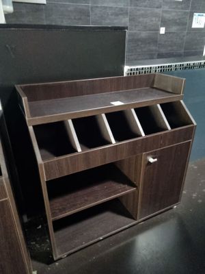 un bureau avec une bibliothèque et une armoire dans un coin