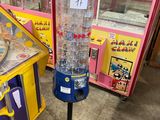 une machine bleue et jaune et une machine rose dans une pièce