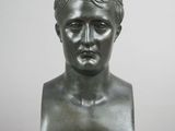 un buste en bronze représentant un homme aux cheveux courts
