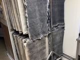 de nombreux morceaux de tissu empilés les uns sur les autres