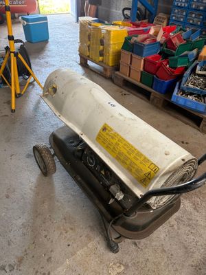 une machine posée sur le sol du garage