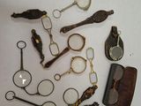 de nombreux types de verres et d'autres objets posés sur la table