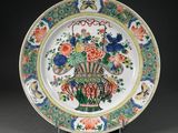 l'image d'une assiette ornée de fleurs et d'oiseaux