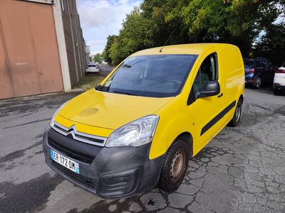 une camionnette jaune garée sur le bord de la route, devant un immeuble