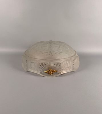 une image représentant une boîte argentée surmontée d'une abeille