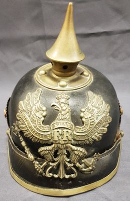 un casque noir et doré orné de décorations dorées