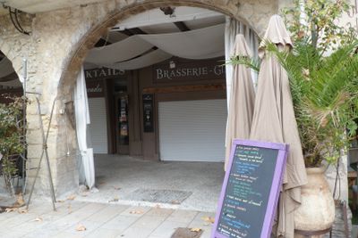 un panneau situé à l'extérieur d'un bâtiment sur lequel est apposée une enseigne