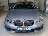 l'avant d'une BMW argentée garée dans un garage