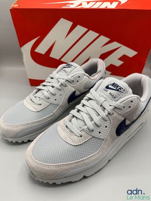 La Nike Air Max est une chaussure blanche et bleue rehaussée de touches de bleu