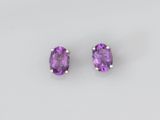 une paire de boucles d'oreilles en améthorate sur fond blanc