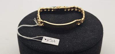 un gros plan d'une bague posée sur une boîte noire, accompagnée d'une étiquette