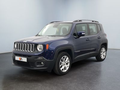 La jeep bleue est garée dans une pièce au sol noir.