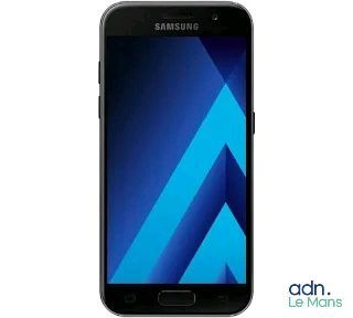 un gros plan d'un Samsung Galaxy A5 noir sur fond blanc