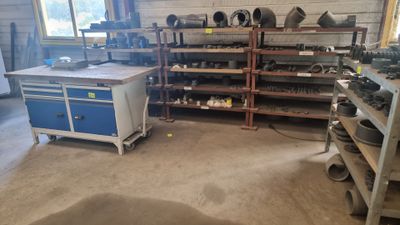 une photo d'une pièce où l'on voit de nombreux outils sur les étagères