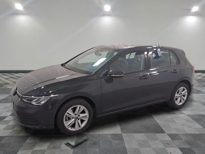 La Volkswagen Golf est garée dans le garage, sur un sol à damier.
