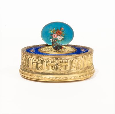 une boîte dorée et bleue contenant des fleurs