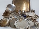 beaucoup d'assiettes et de plateaux en argent sur la table
