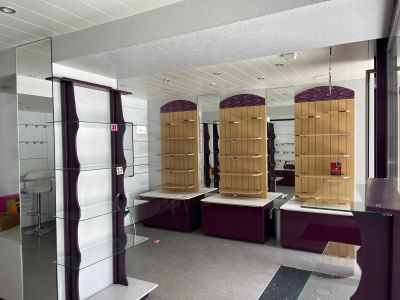 des casiers violets et blancs dans une grande pièce avec des miroirs aux murs