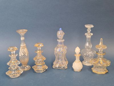 un grand nombre de vases en verre posés sur une table