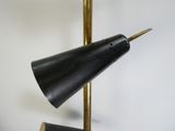 une lampe posée sur une table
