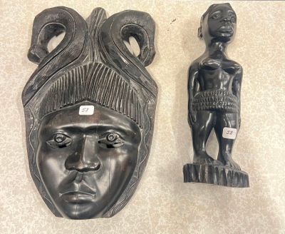 deux masques posés par terre l'un à côté de l'autre