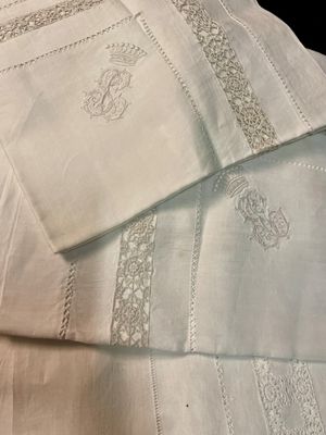 beaucoup de nappes blanches posées sur une table