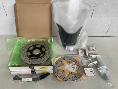 une boîte sur laquelle sont posés un disque de moto et d'autres pièces