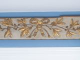 une décoration à la feuille d'or sur le mur au-dessus de la porte