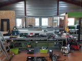une pièce où se trouvent de nombreux outils