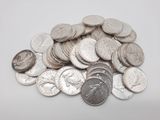 une pile de pièces d'argent sur une surface blanche