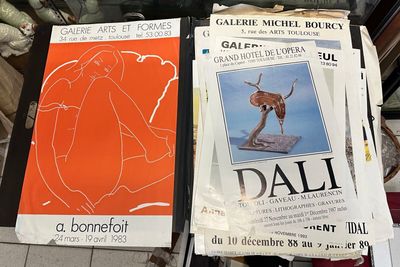 deux livres posés sur une table
