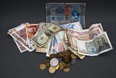 un portefeuille rempli de billets et de pièces posé sur une table