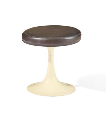 une image représentant un tabouret blanc avec une assise marron posé sur une surface blanche