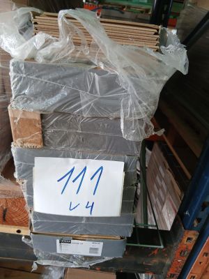 un tas de bois posé sur une palette dans un entrepôt