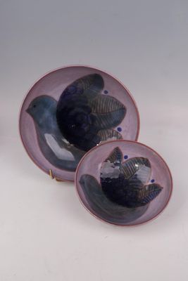 deux assiettes ornées d'oiseaux, posées sur une table