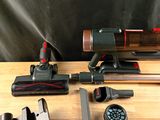 de nombreux types d'aspirateurs différents posés sur une table en bois