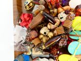 un tas de perles et de breloques de toutes sortes posées sur une table