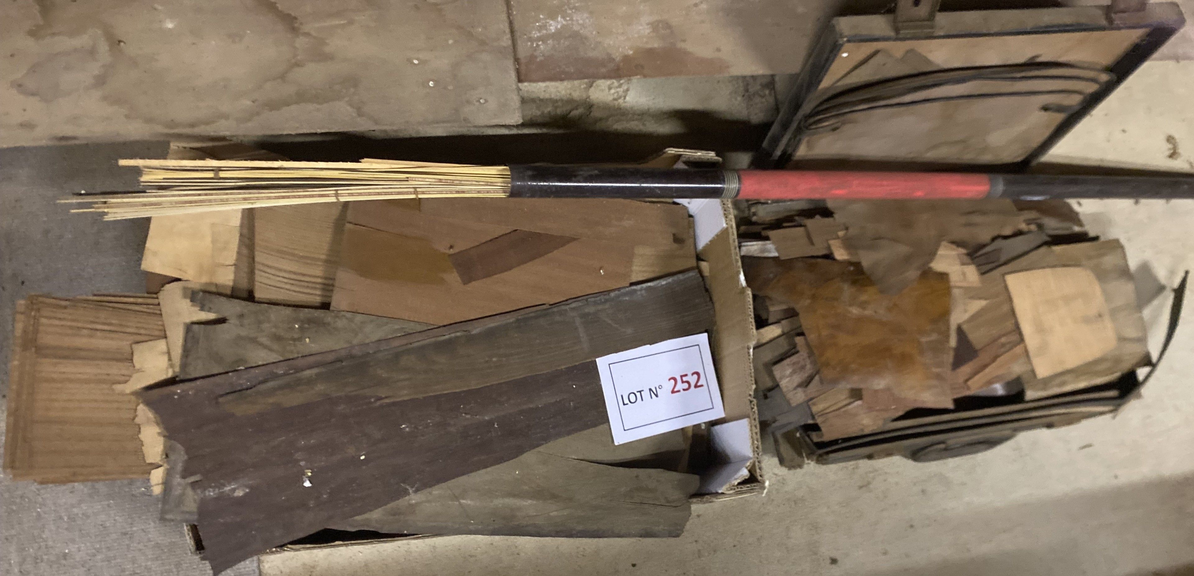 Lot de divers placages, en l’état grenier. Enlèvement sous quinzaine et sur place, à St Hilaire du Harcouet (50600).