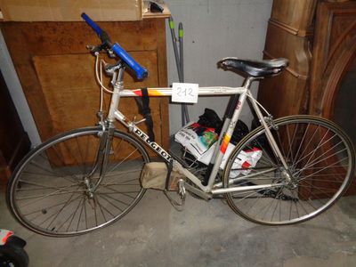 un vélo garé dans un garage à côté d'une cheminée