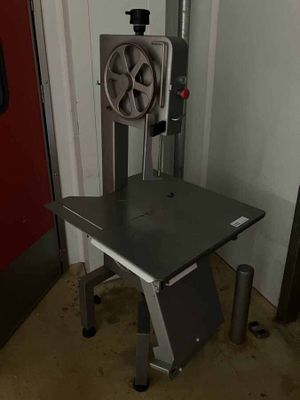 a machine that is sitting on a table in a room