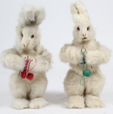 deux peluches qui se tiennent côte à côte